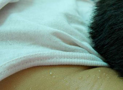 女人一到夜里就湿了 晚上老出汗咋整呢?